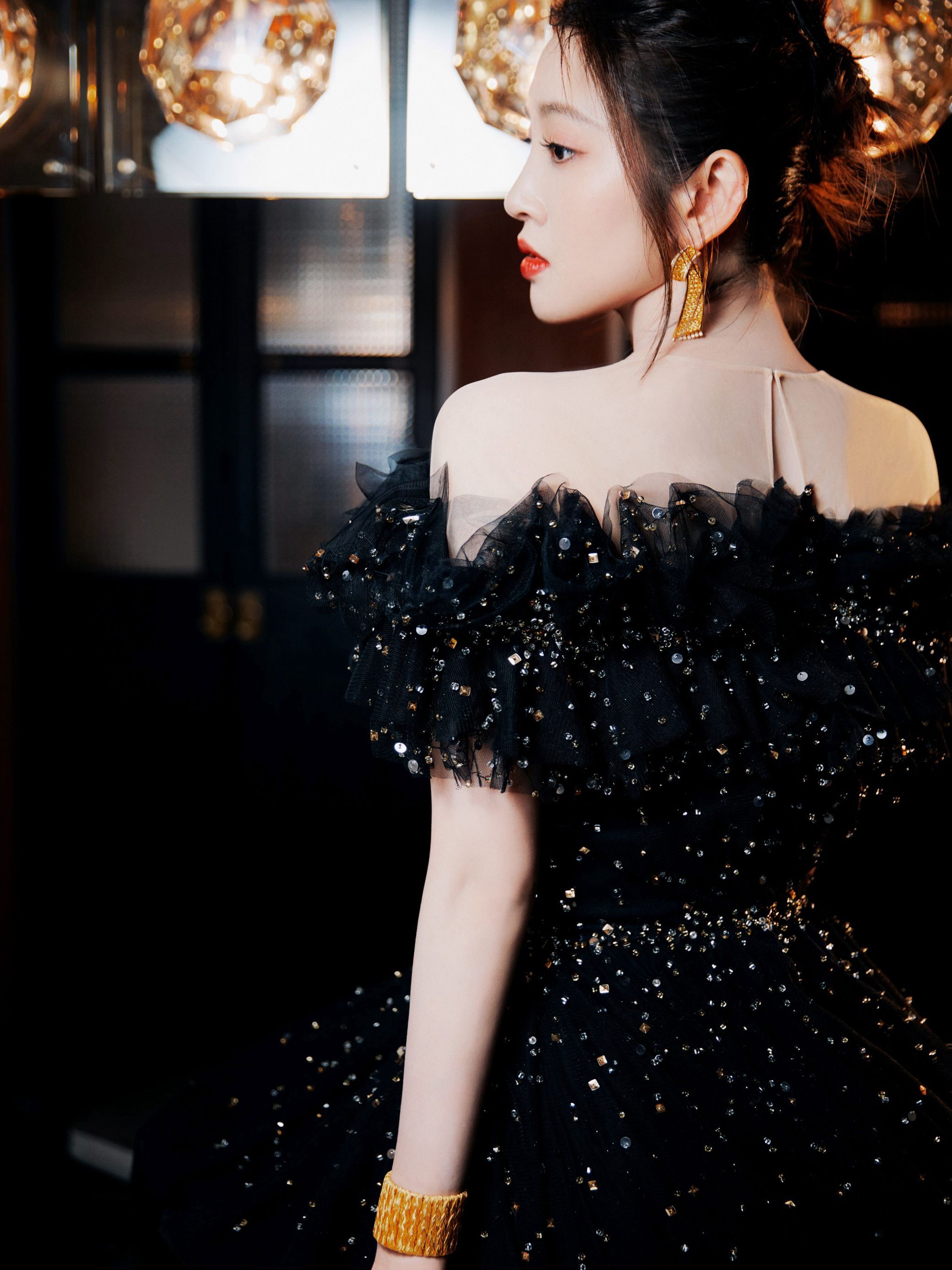 唐艺昕黑色一字齐肩裙性感写真