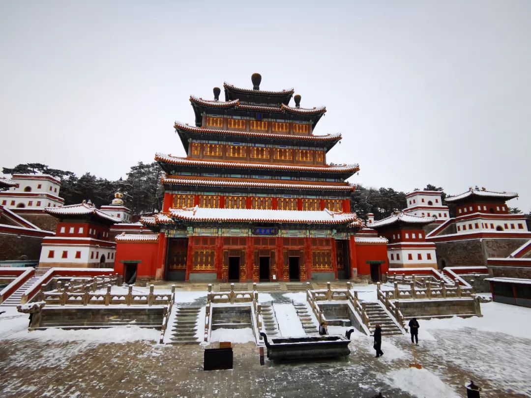 为乾隆时代修建的第一座寺庙,也是中国北方最大的藏传佛教活动场所