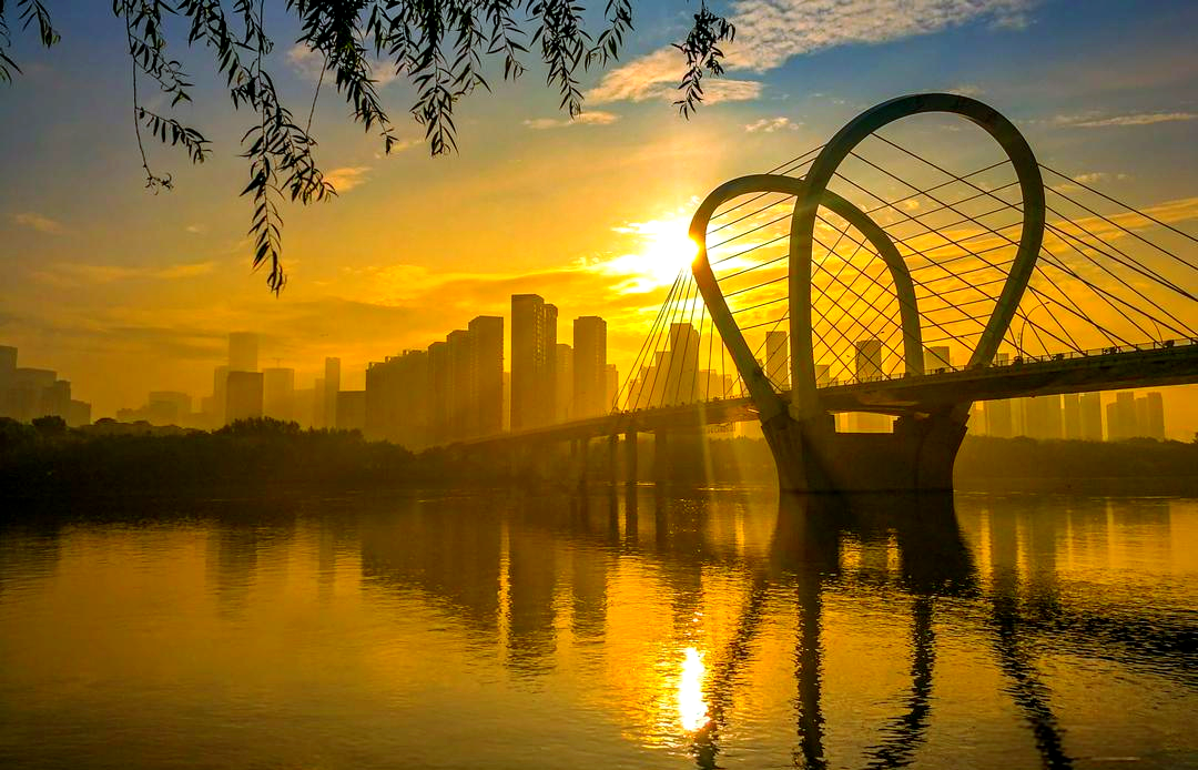 沈阳浑河:一幅多彩的画卷展现城市风貌