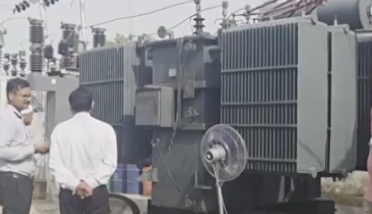 神操作！印度近50℃高温下电工给变压器浇水降温：半小时一次