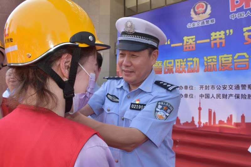 开封市公安交警支队举行"一盔一带"安全守护启动仪式