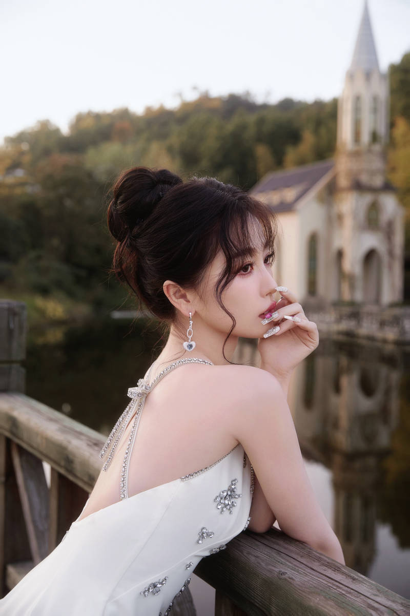 虞书欣穿白色露背礼服高贵优雅 眼眸如刃气场全开