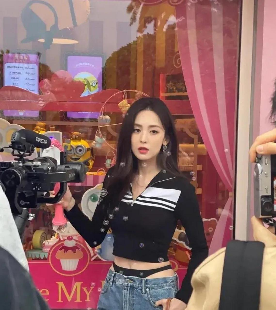 女明星就是比普通人敢穿,古力娜扎这是把丁字内裤都露外面了吗?