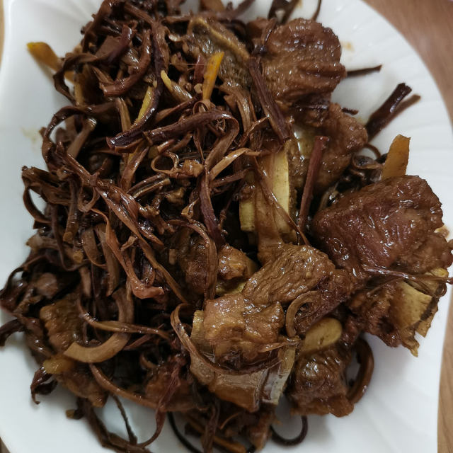 蕨菜干烧排骨,干香入味,美味下饭