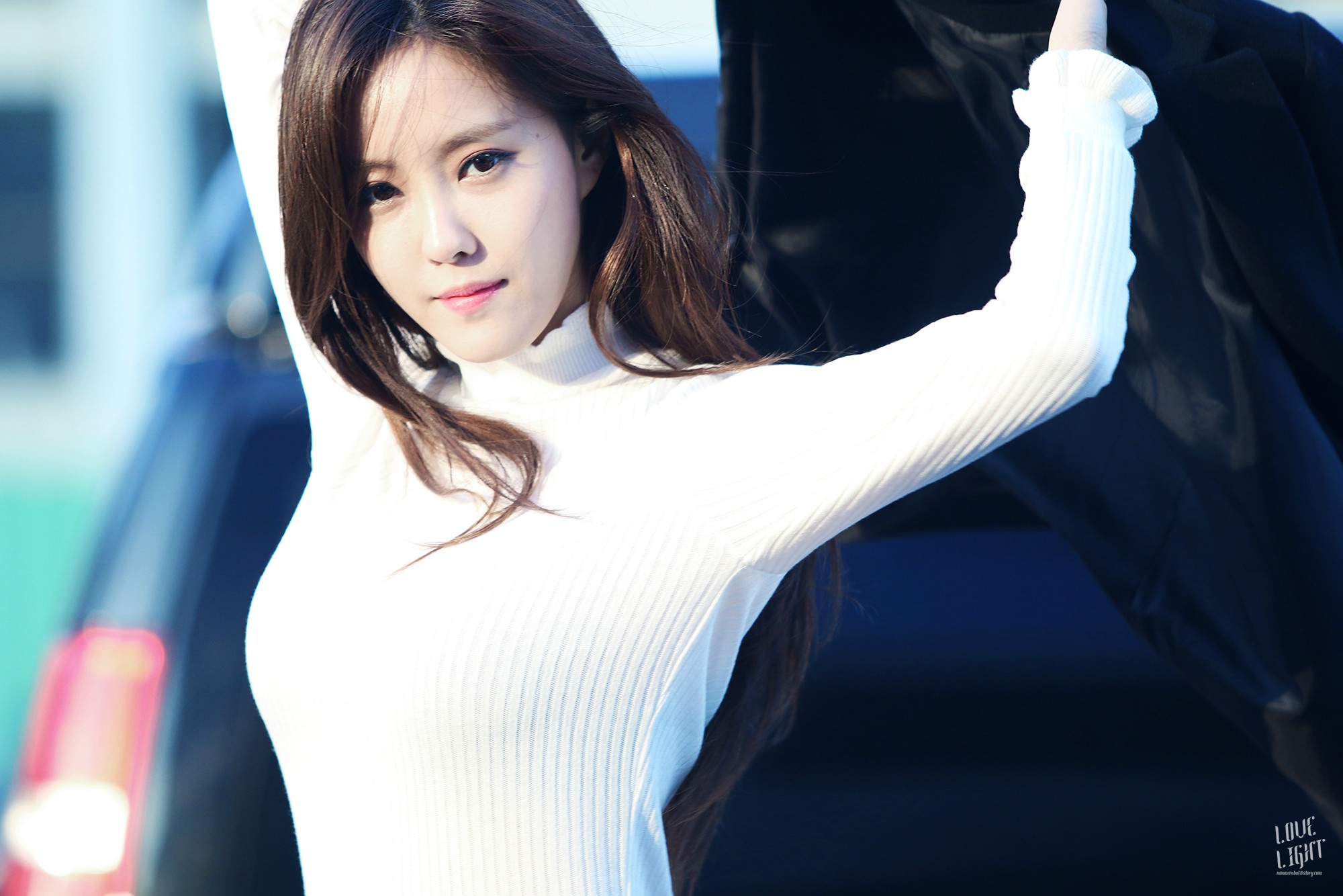 朴孝敏白色毛衣,初秋穿搭大秀好身材,这个表情也太可爱了吧