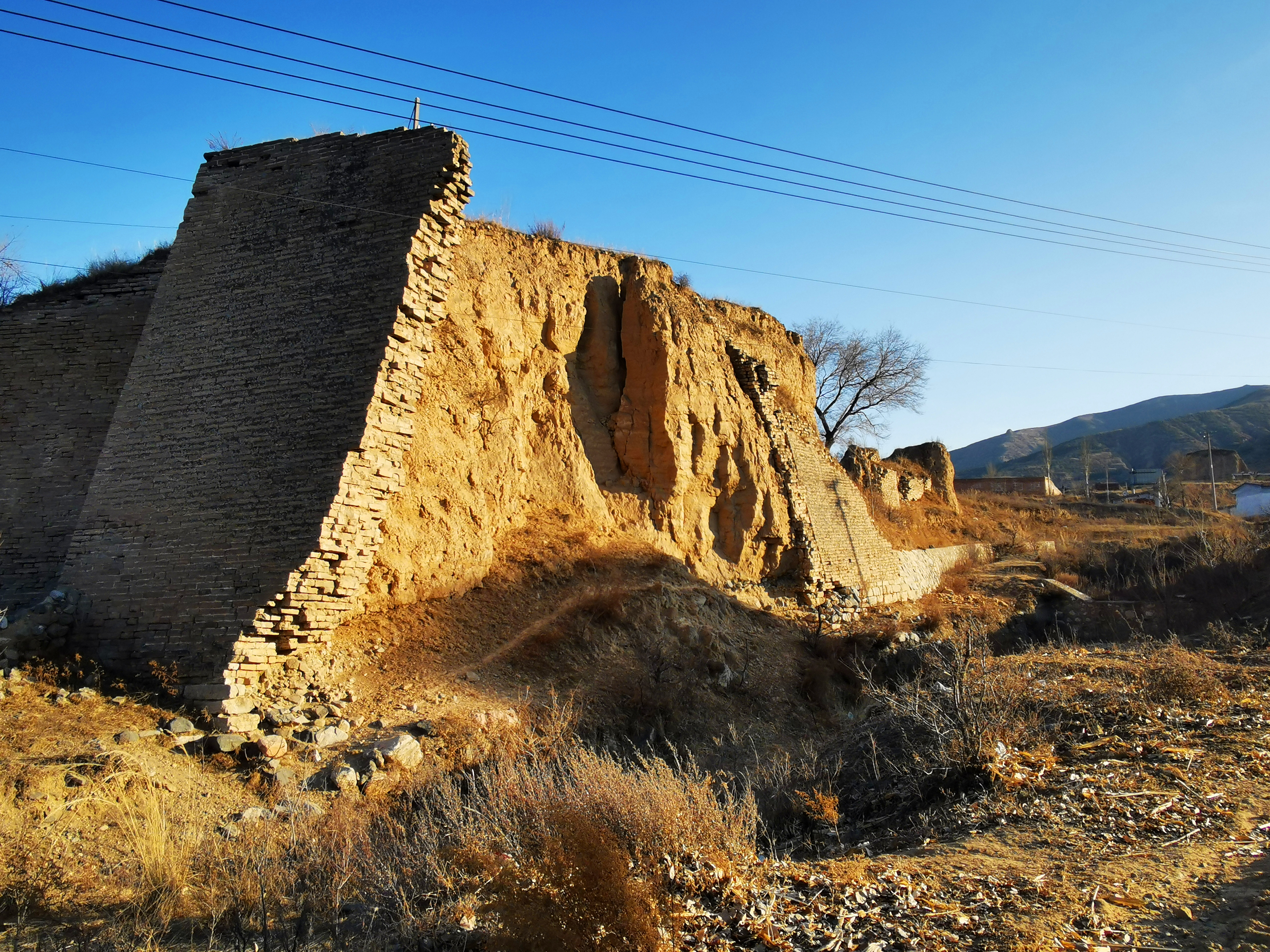 新广武村,一座古长城脚下的屯兵城堡,有"金斗银簸箕"之称