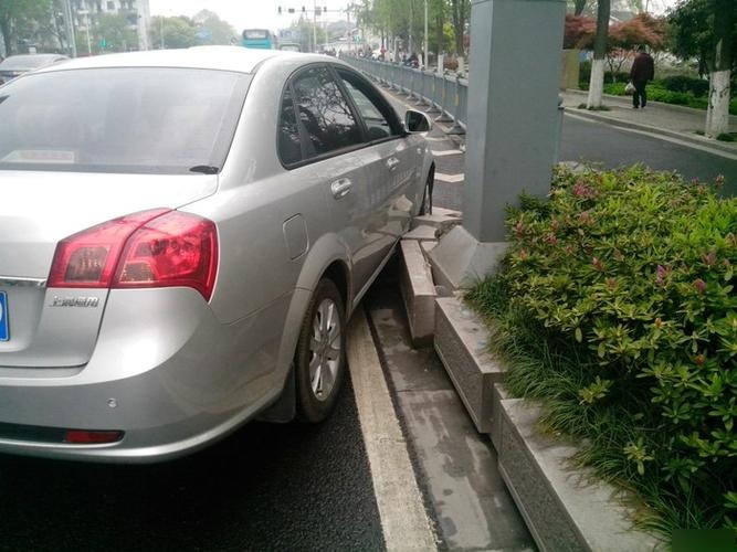 汽车撞上马路牙子对车有什么影响