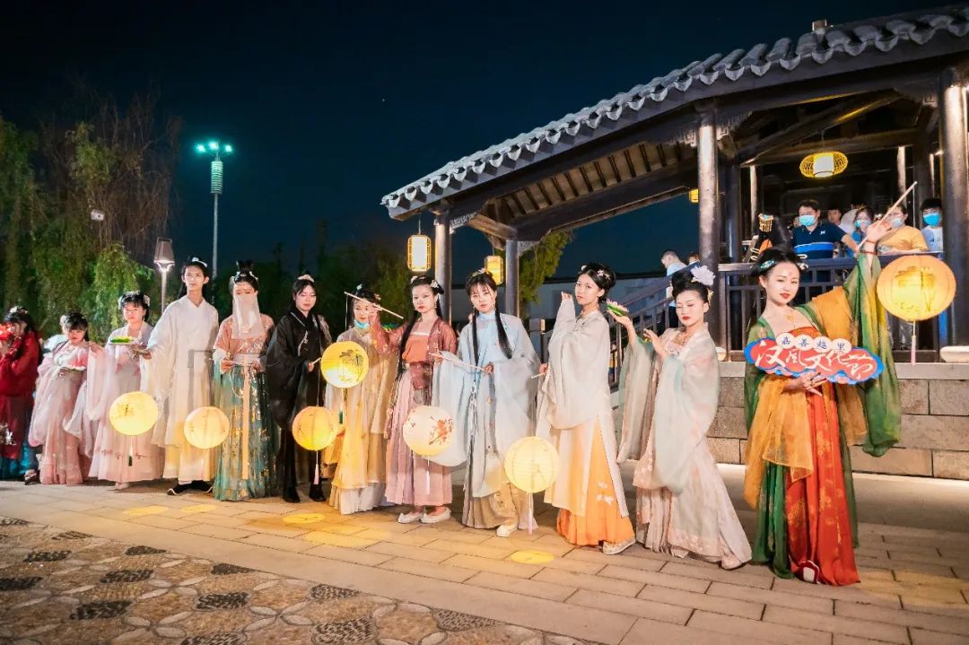 汉服是指中国汉族在各个朝代所穿的传统服装.