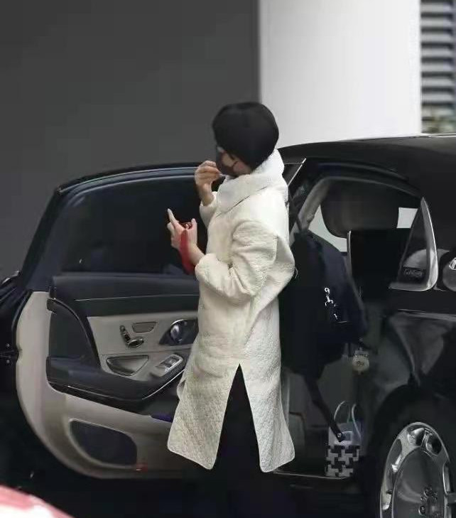 孙俪露面疑似炫富,开豪车挎名牌包,网友:难得高调