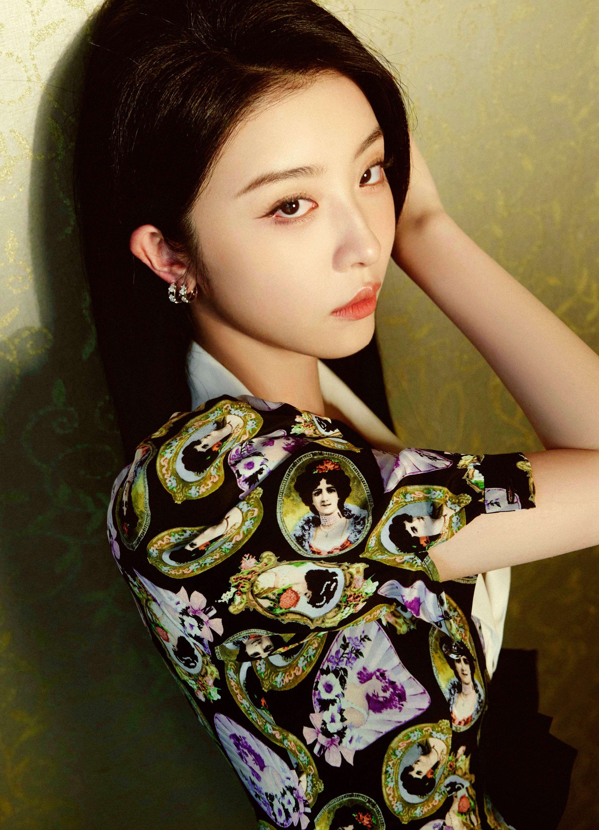 赵晓彤飘逸长发连衣裙酷气十足写真