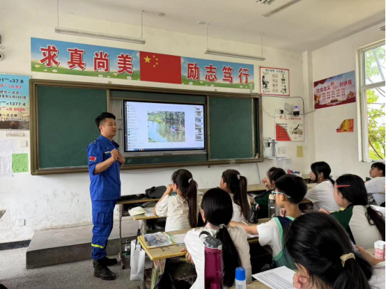 临颍蓝天救援队到三家店镇华严寺中学开展防溺水公益宣讲培训
