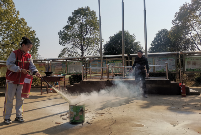 嘉鱼官桥镇舒桥小学开展消防安全应急演练活动