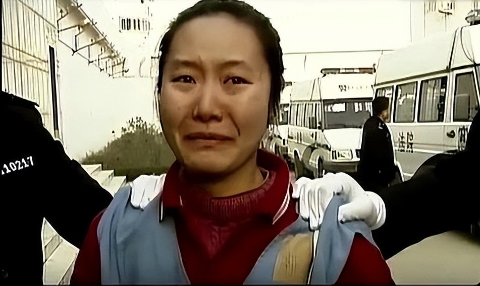 2006年,护士与18岁男友将领导杀害,被捕后双方隐瞒对方作案细节