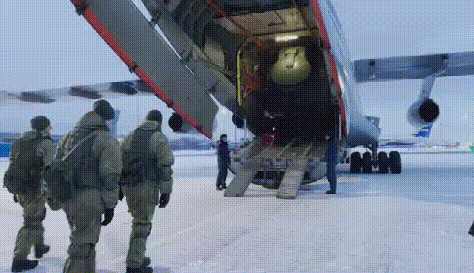 现场:俄维和主力飞赴哈萨克斯坦