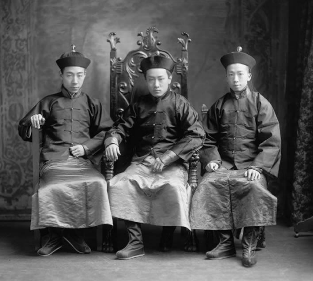 晚清老照片:慈禧太后与年轻嫔妃合影比美,王爷和福晋恩爱同坐!