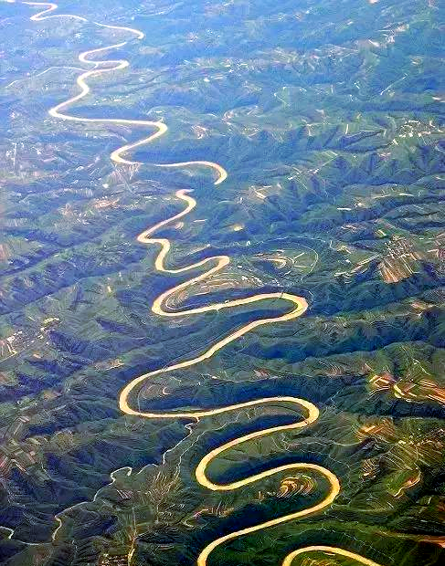 黄河全貌:九曲十八弯的奇幻旅程