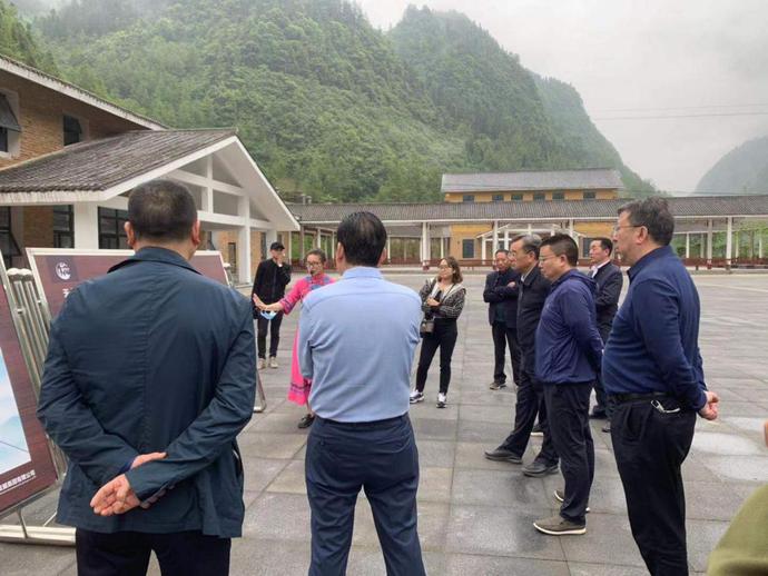 石柱县相关领导视察广寒宫.石柱农旅集团供图