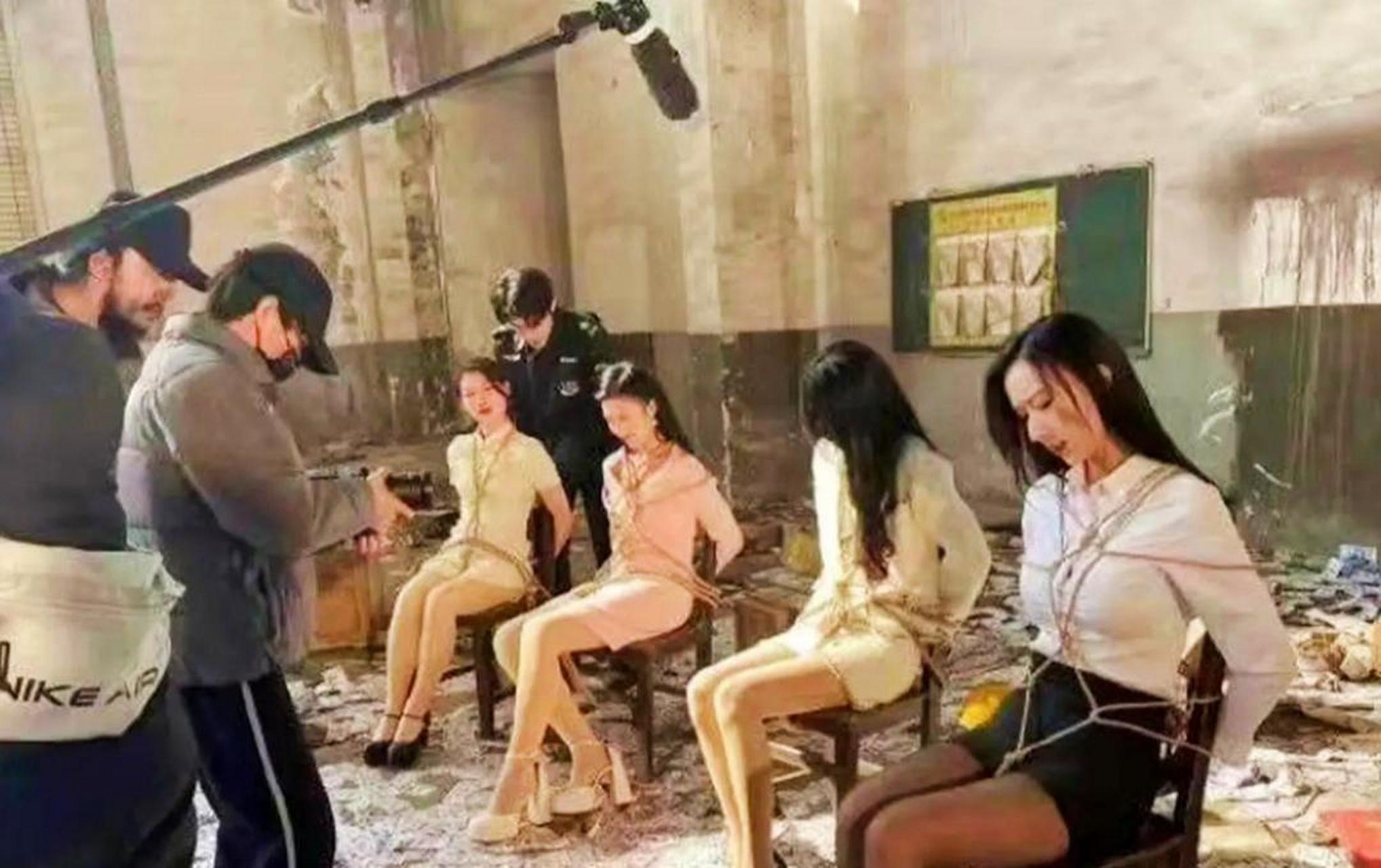 这拍的也太不真实了吧,女演员身上的绳子绑的不紧,一眼就可以看得出来