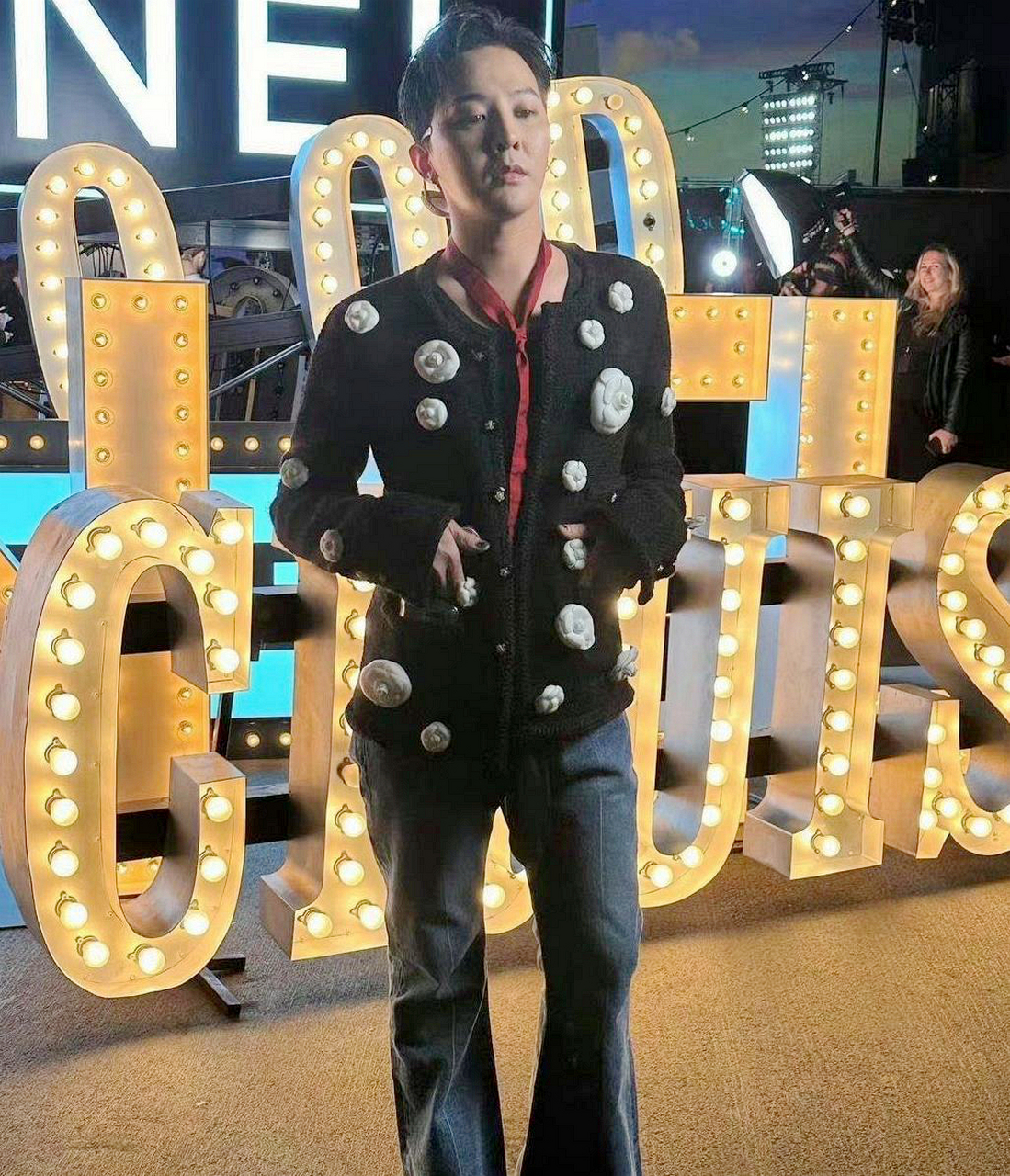 韩国明星权志龙最近观看了这场时装秀.这种风格有点难说.你怎么认为?