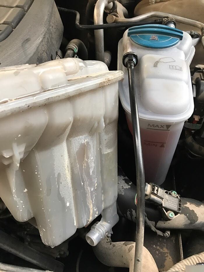 奥迪q5防冻液水壶有裂痕需要换吗