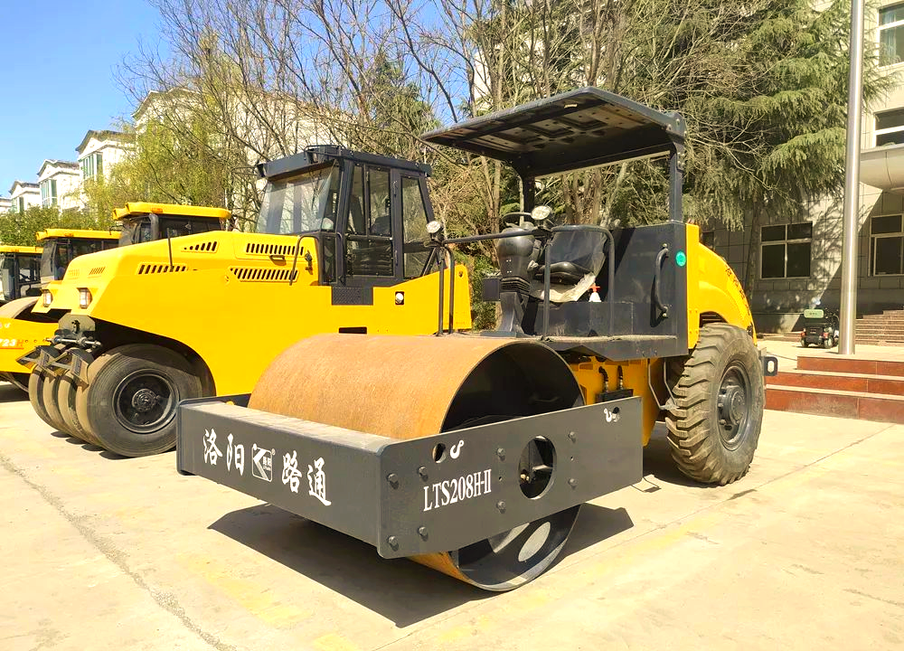 多款8吨单钢轮压路机亮相,性能各异引人瞩目!