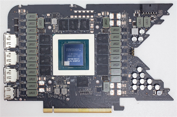 RTX 5090公版太残暴!16颗GDDR7显存密密麻麻 前所未有三层PCB