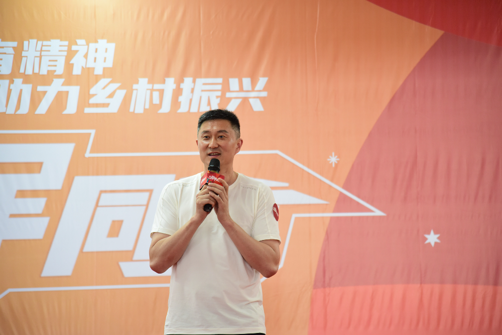 杜锋现身惠来县东陇中学 捐建篮球场传播体育精神