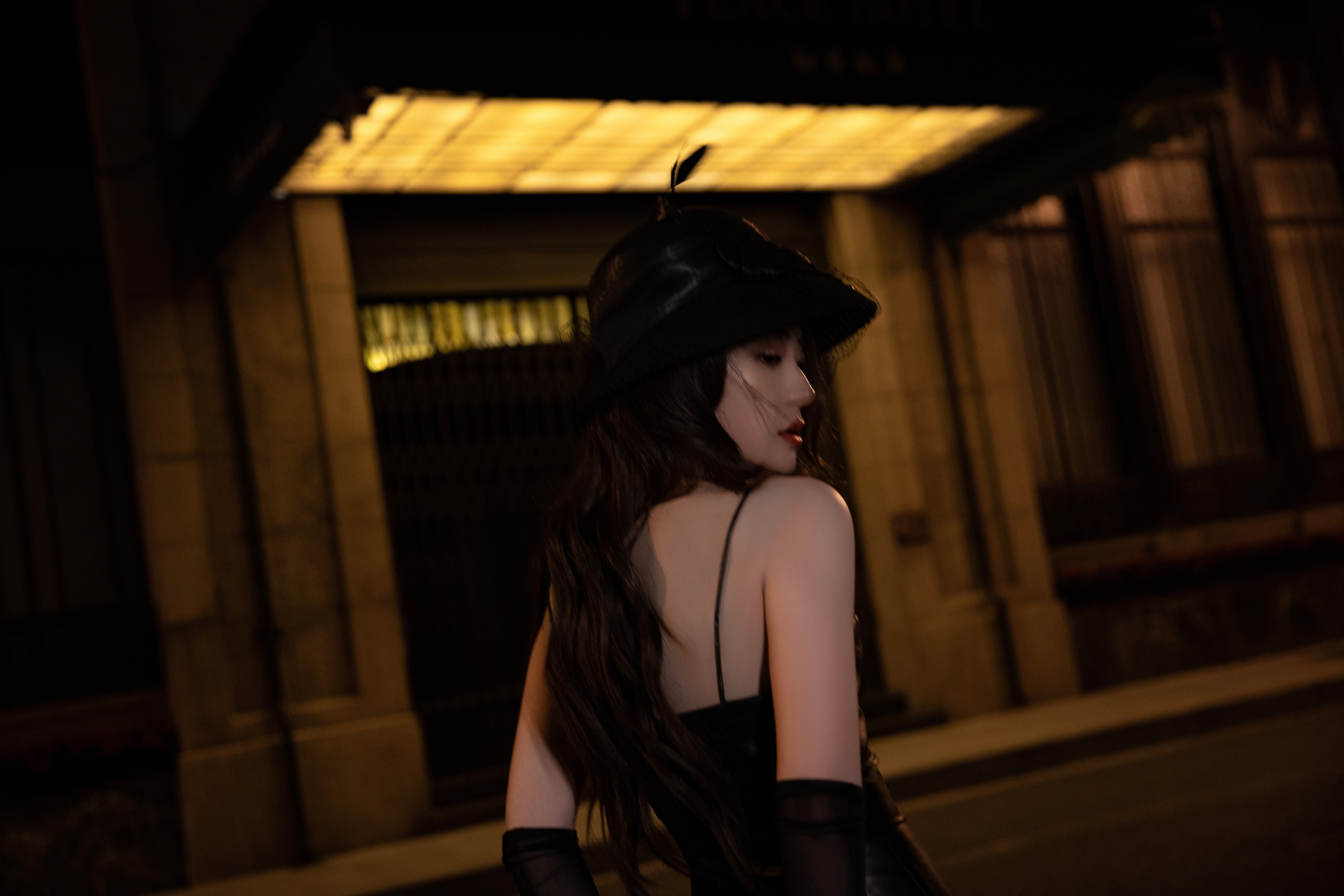 明星写真:喻言黑色吊带抹胸晚礼长裙复古美照,五官精致身材婀娜