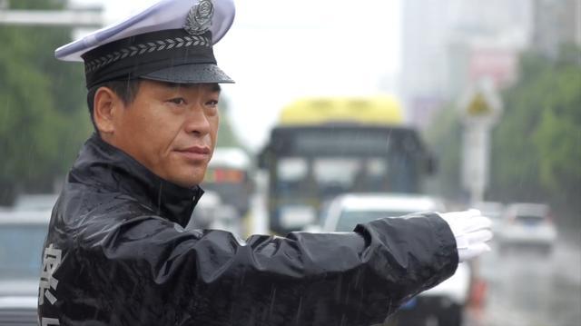全国优秀人民警察郑传华:马路上的"平安守护者"