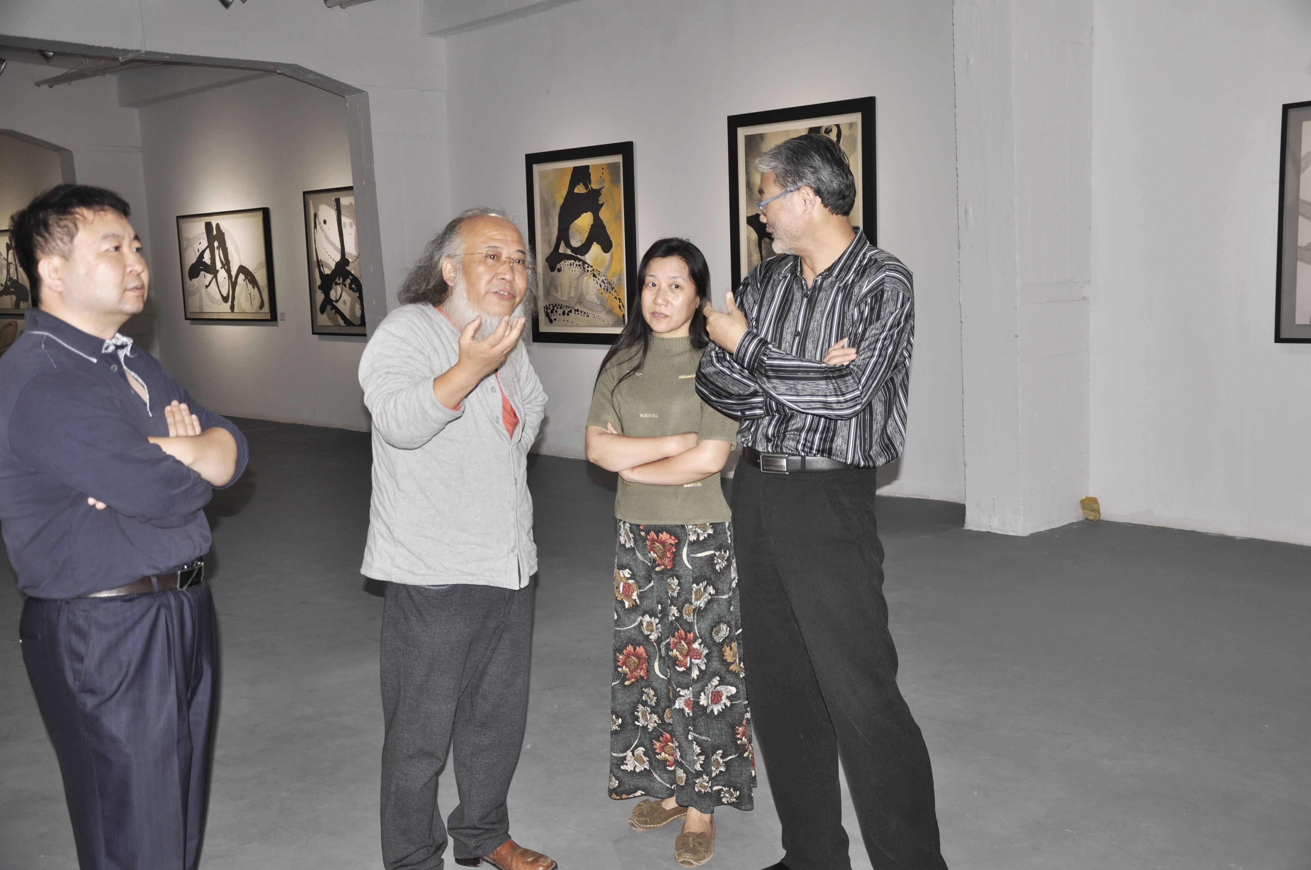 2011年,53岁画家杨彦娶了非洲学生,老来得子后,却突然选择出家