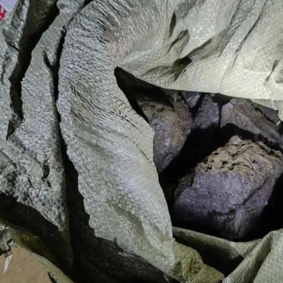 女子徒手偷盗百余斤冰铜废料 网友:有这力气干点啥不好?