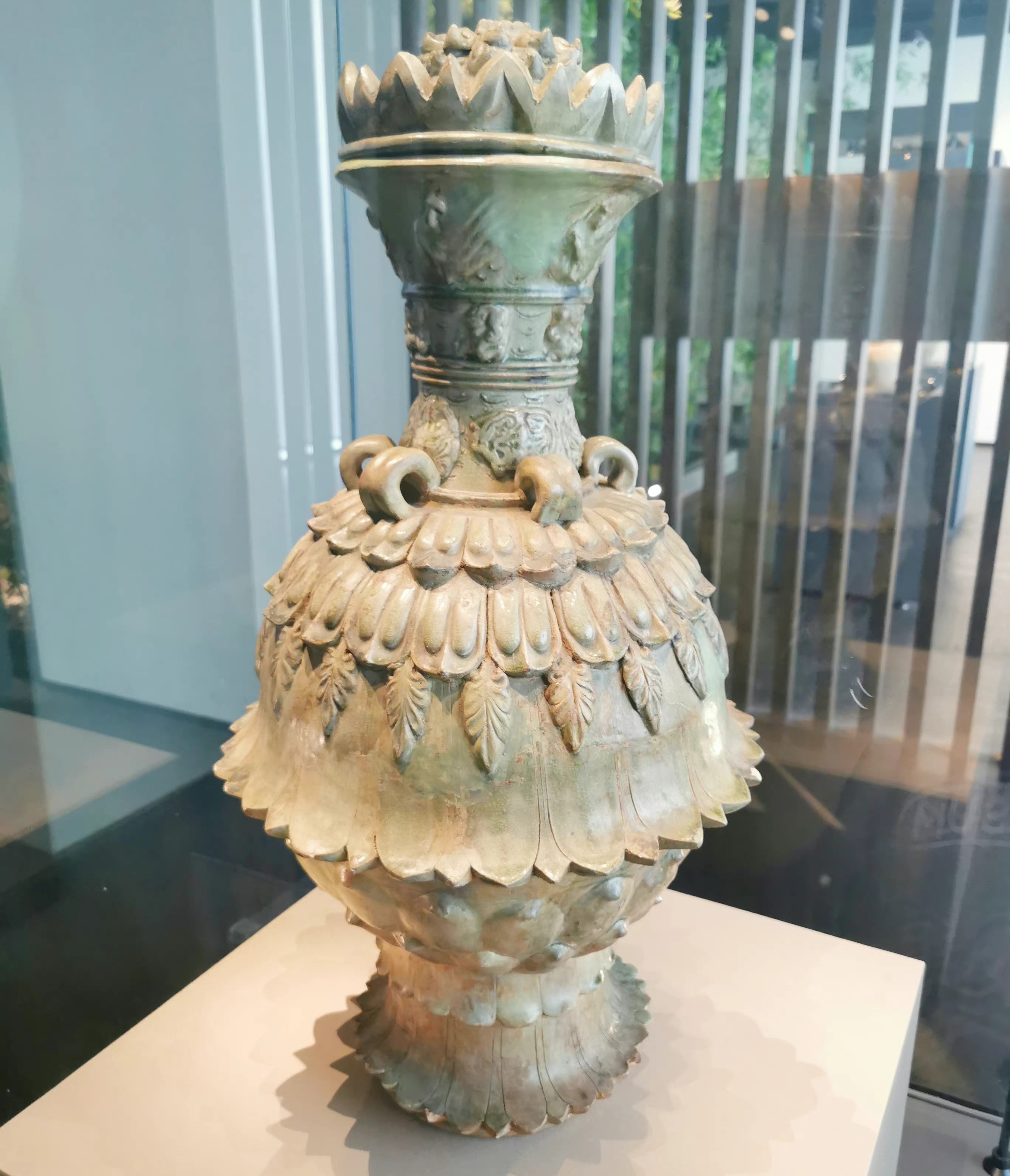 盘点国内博物馆收藏的几件"青瓷莲花尊"