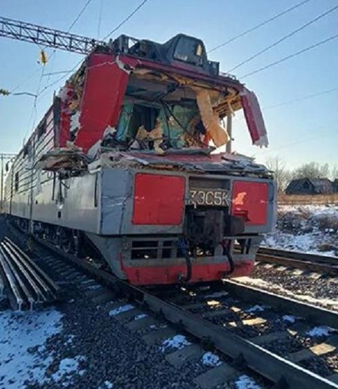 俄罗斯阿穆尔州一火车与卡车相撞 致火车司机受伤