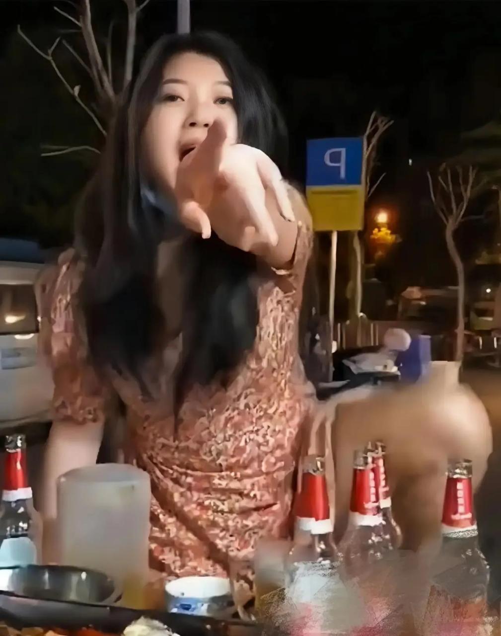 xx:真的假的呀? 小姐姐:不是跟你吹呀,别人喝酒论瓶,我是论宿.