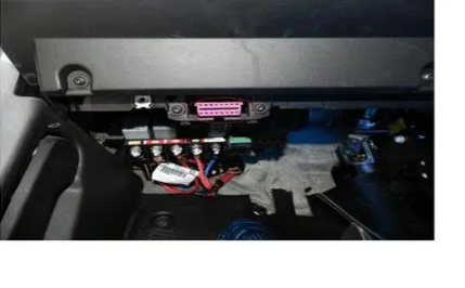 奔驰威霆obd接口在哪里