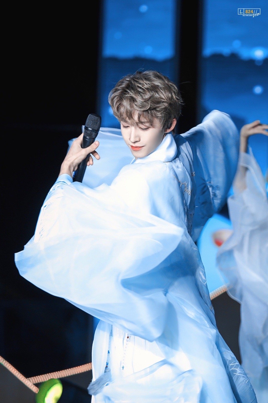 刘宇笑起来好治愈啊,穿汉服帅气又潇洒,不愧是"国风美少年"