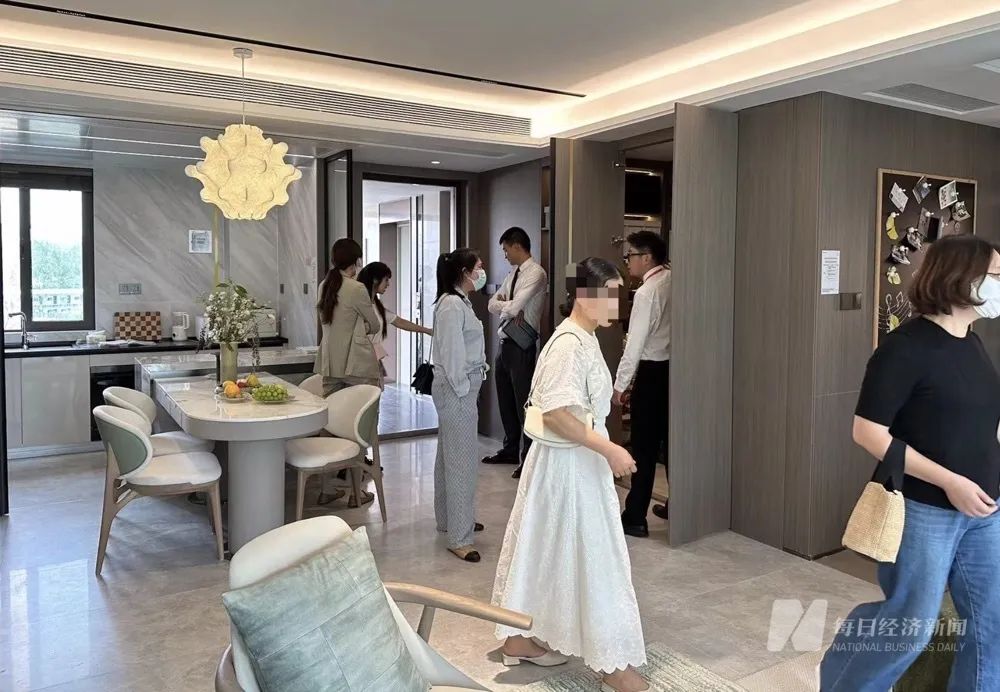 直击国庆假期楼市｜成都：开发商加紧取证连夜开盘“抢收”，售楼部人头攒动