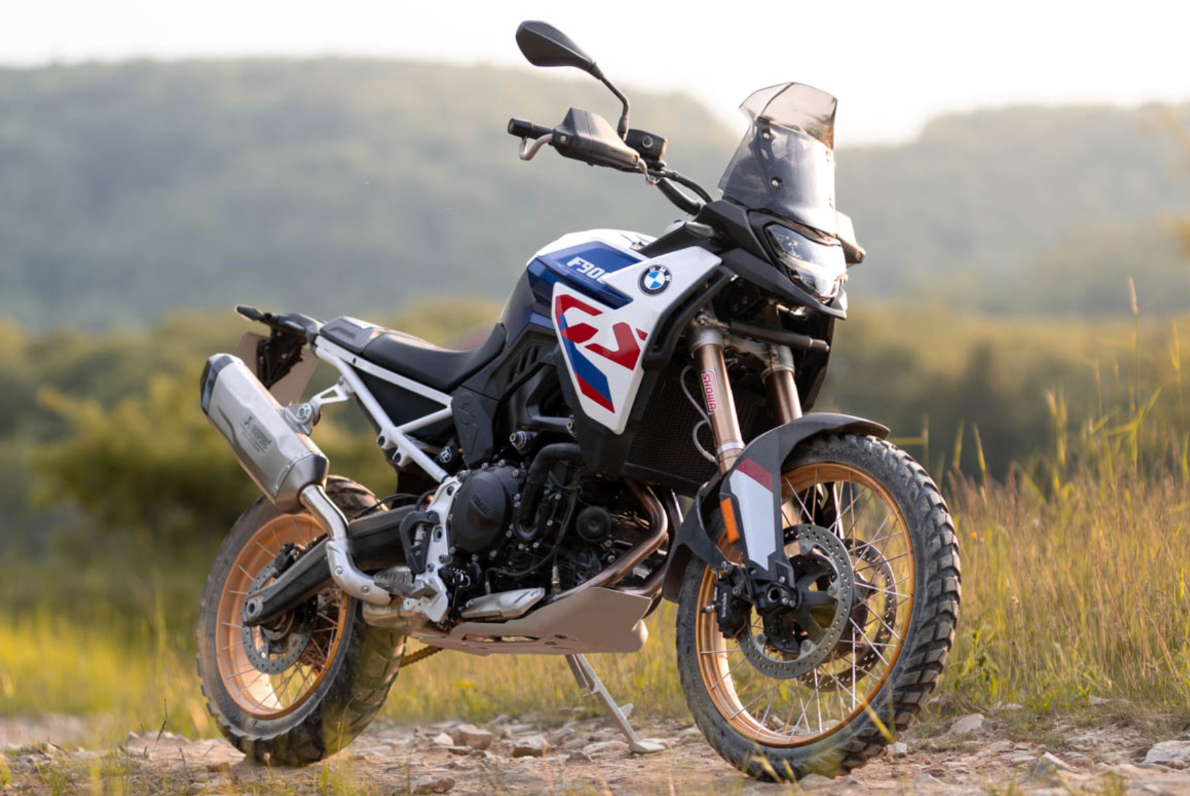 宝马推出2024款中排量车型,f900gs横空出世,车身轻越野性能强