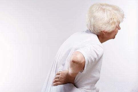 85岁老人走几步就腰酸腿疼,原来是"压力腰大"