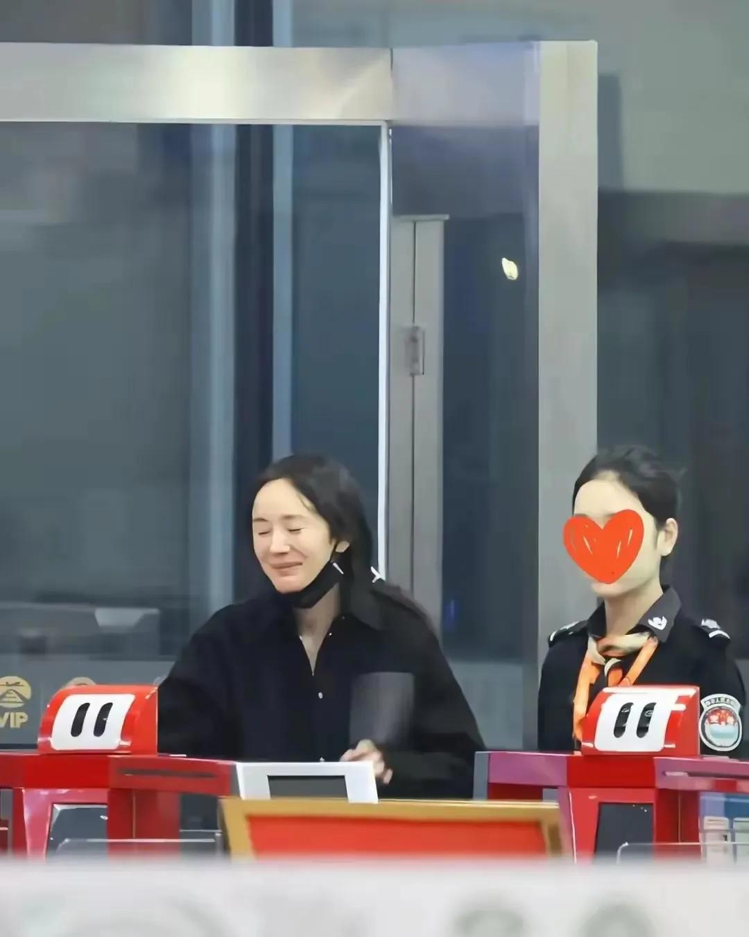 杨幂素颜状态曝光发顶稀疏瘪嘴凹脸治好了我们的容貌焦虑
