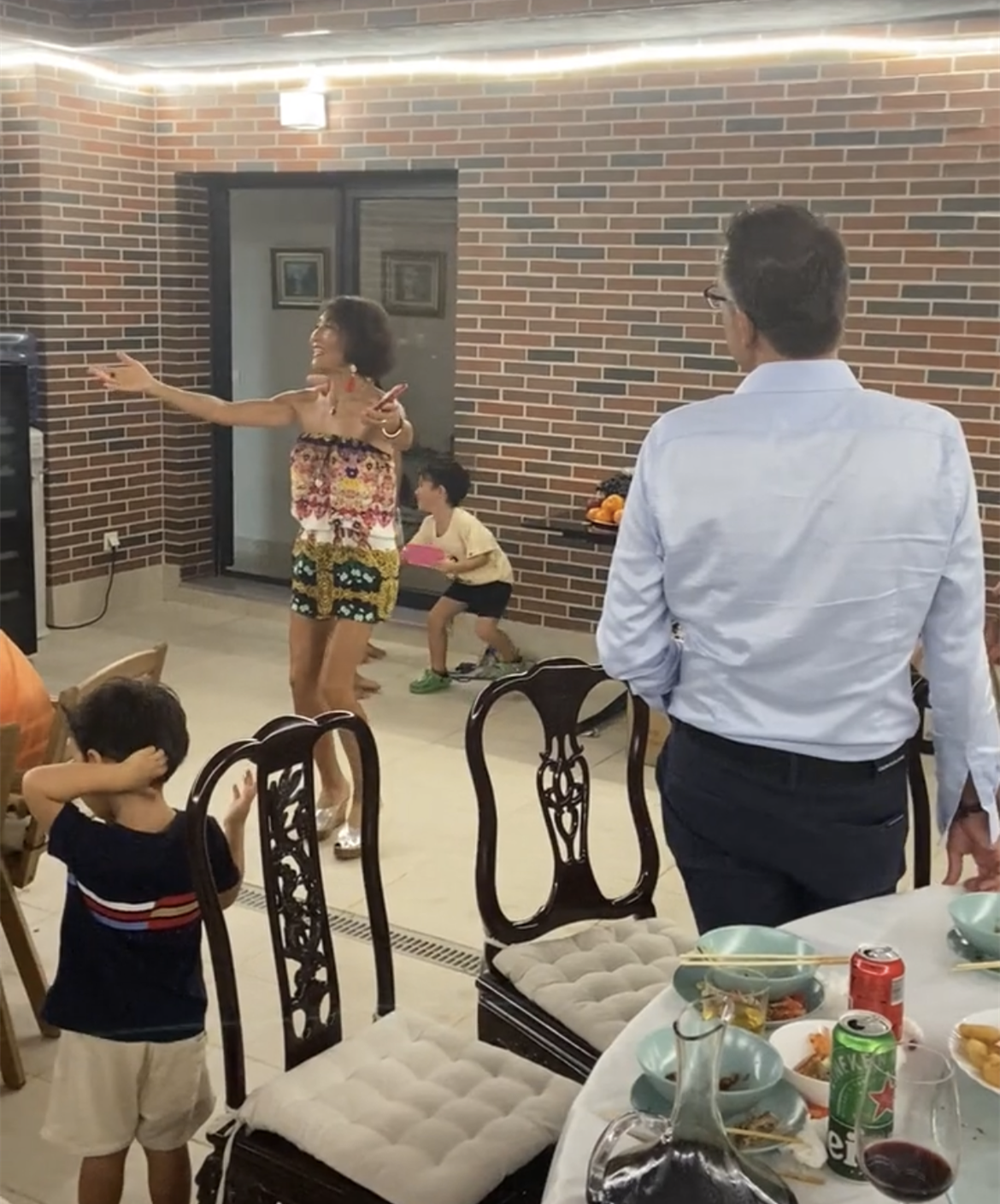 65岁沈小岑近况曝光!定居国外生活潇洒,穿抹胸装秀歌喉仍显娇媚