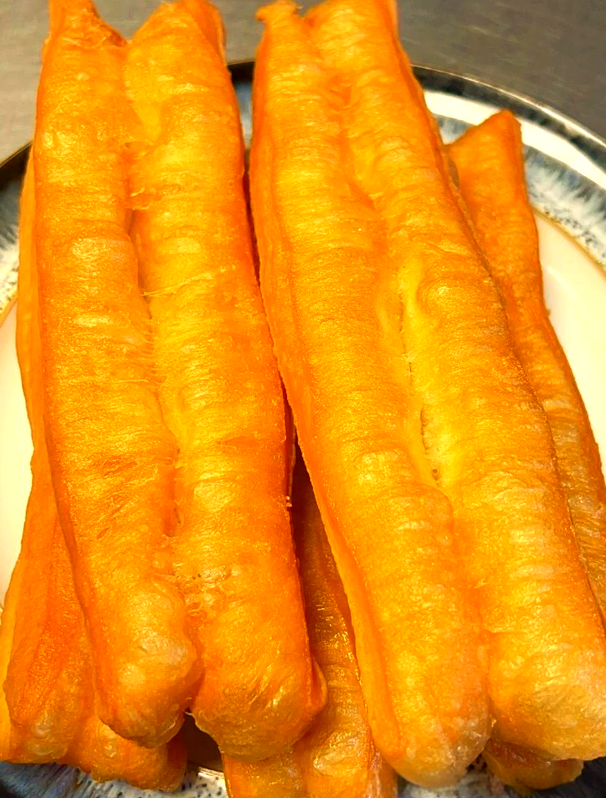 早餐店老板传授:如何制作蓬松酥脆的空心油条?