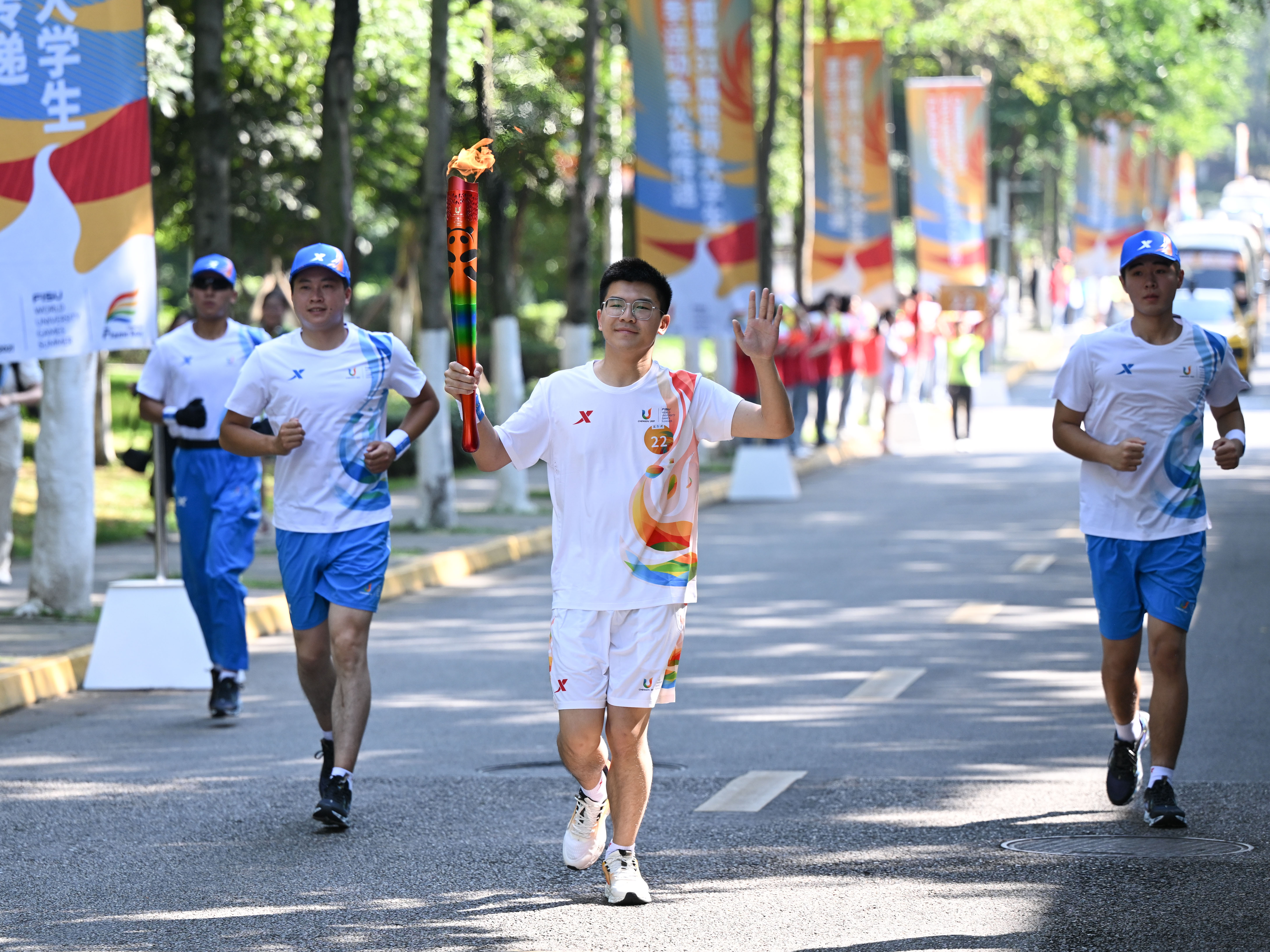 成都大运会火炬在四川师范大学(成龙校区)传递