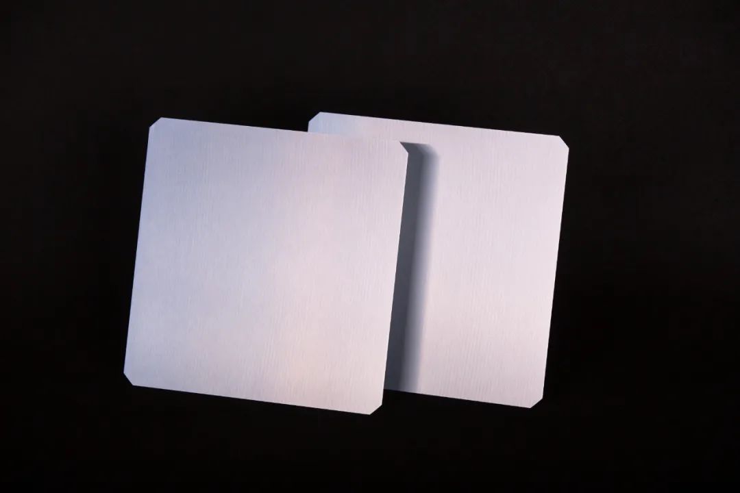 硅料熔化拉晶后形成硅片,硅片尺寸决定电池片的厚度,电池片厚度决定