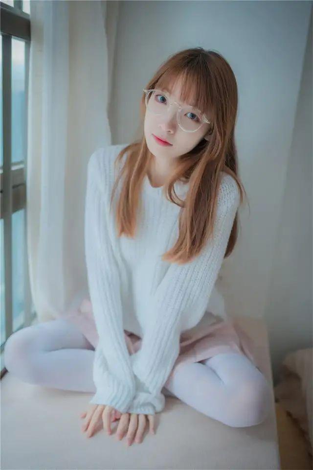 邻家小妹系列:白色丝袜美腿,小家碧玉