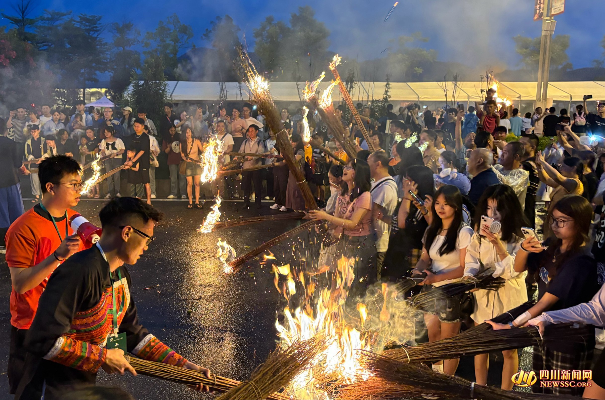 凉山彝族火把节西昌主会场一晚上近20万人"玩火"狂欢