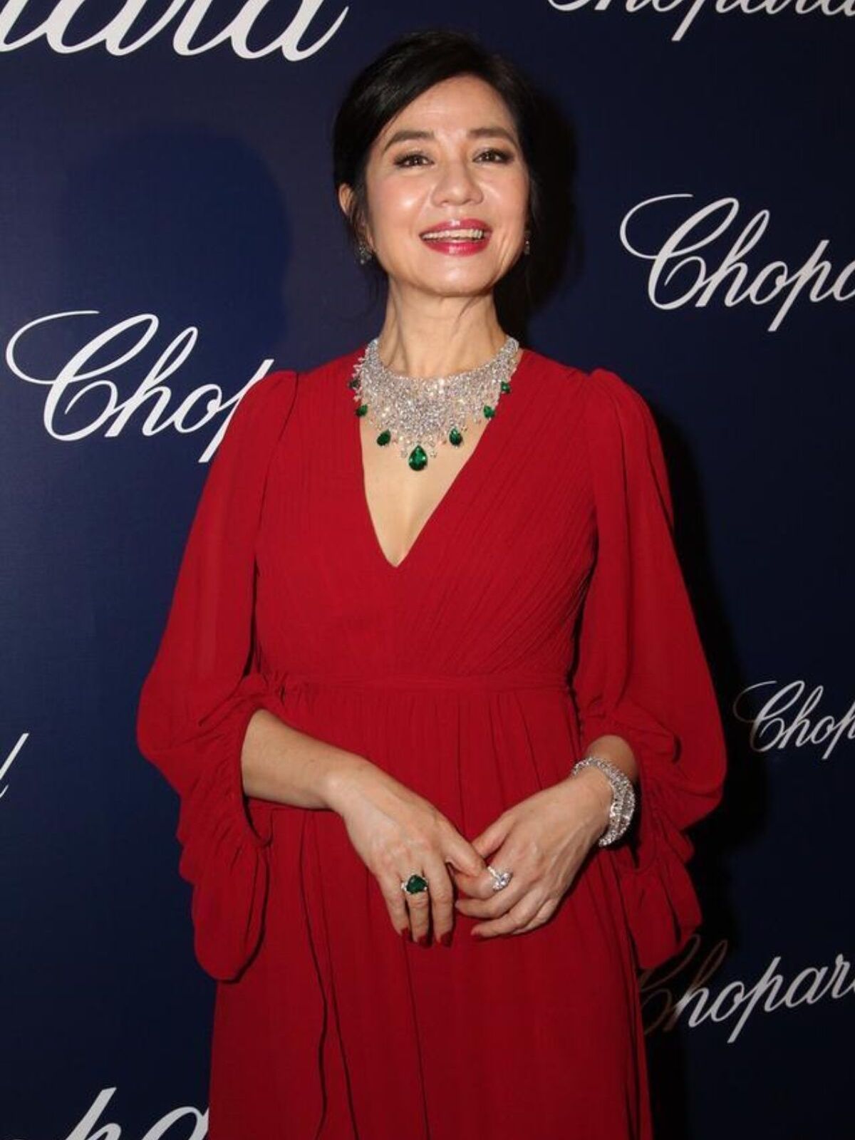 钟楚红60岁也有好气质,一身红裙端庄又贵气,真有富态美