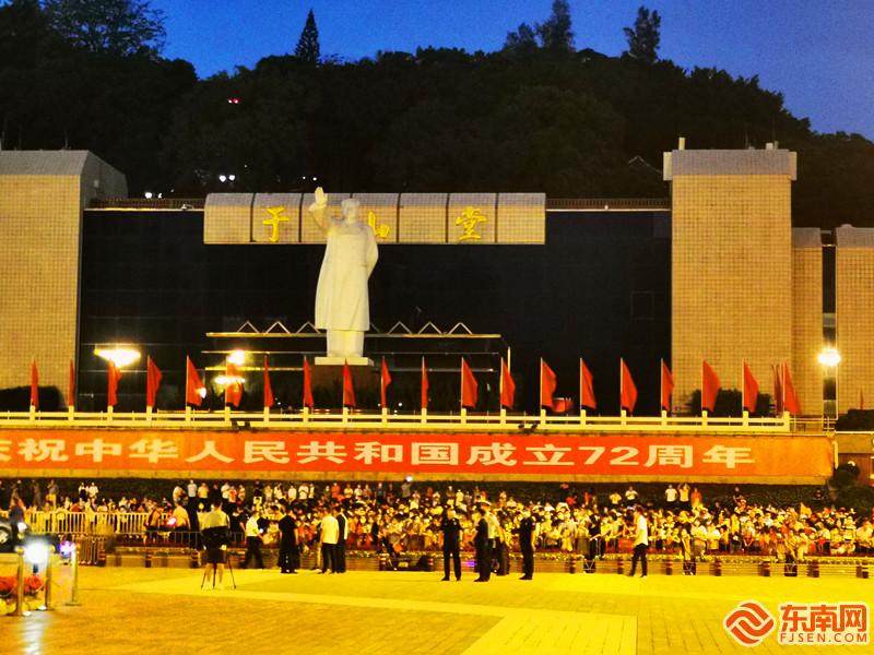 升国旗奏国歌 榕城市民与国旗合影欢度国庆