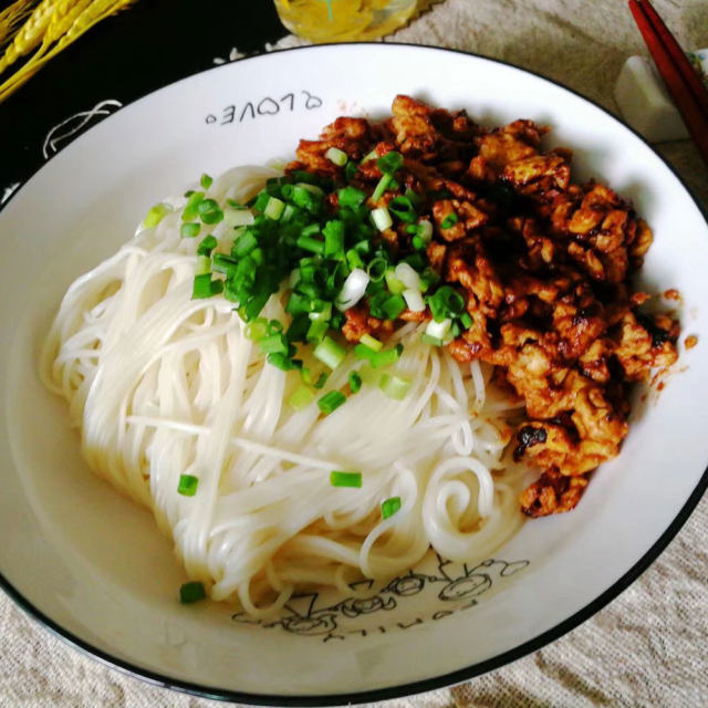 雞蛋醬拌麵,簡單又經濟實惠,健康營養的早餐