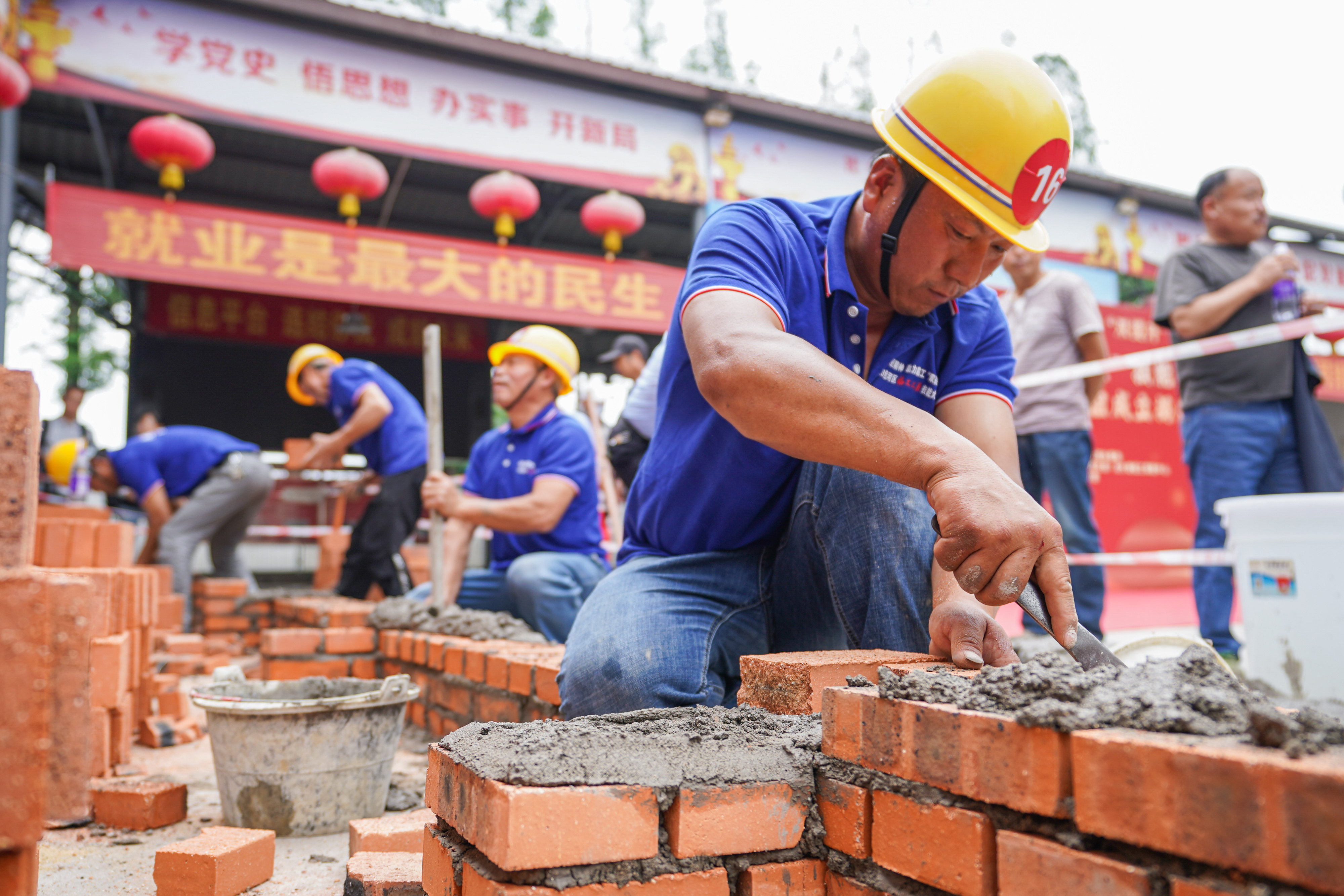 (社会)安徽合肥:砌筑大赛比技能